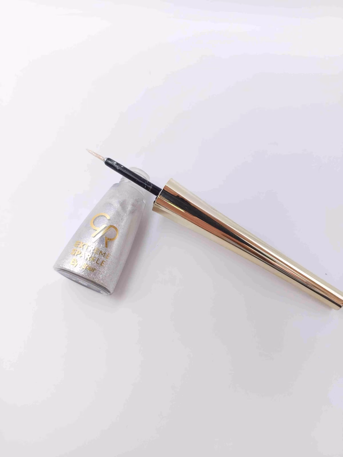 خط چشم ماژیکی کوزه ای ضد آب رنگ نقره ای براق لیکوئید آیلایتر شماره 101 GOLDEN ROSE Extreme Sparkle — تصویر ۲