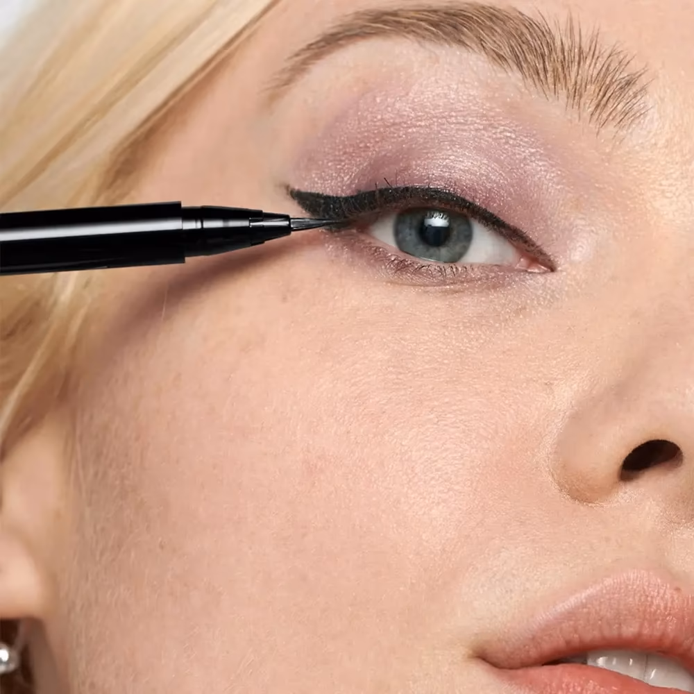 خط چشم مایع کلینیک مدل High Impact Easy Liquid Liner — تصویر ۳