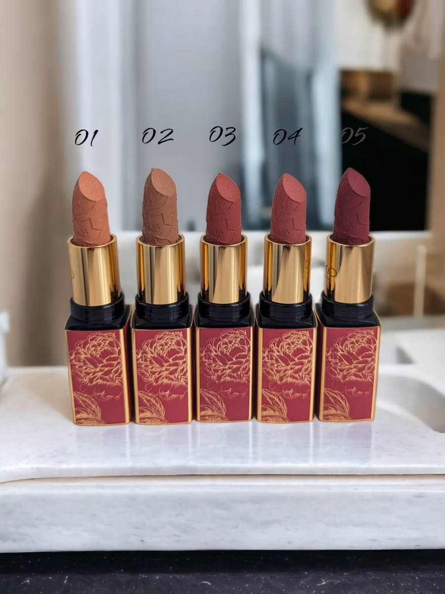 رژلب کیکو میلانو Charming Lipstick | رنگی جذاب با جلوه‌ای شیک — تصویر ۳