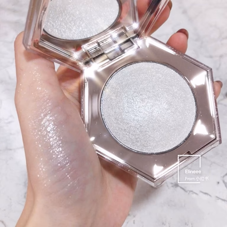 هایلایتر فنتی بیوتی مدل Diamond Bomb رنگ How Many Carats?! — تصویر ۶