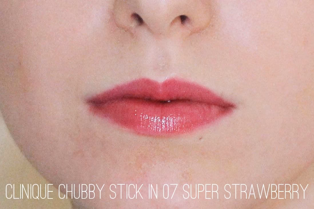 بالم لب کلینیک Super Strawberry | رنگ ملایم ، نرم‌کننده و مناسب استفاده روزانه — تصویر ۴