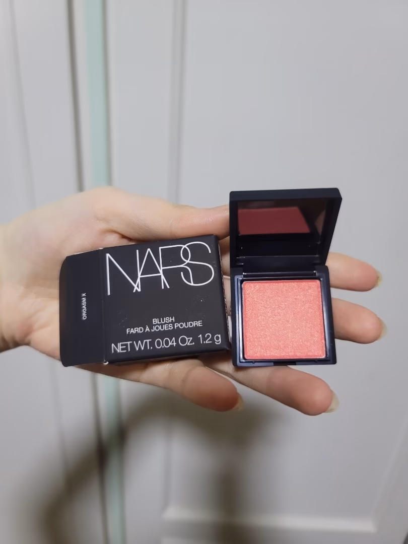 رژگونه پودری افسانه‌ای نارس (NARS) رنگ معروف Orgasm — تصویر ۲