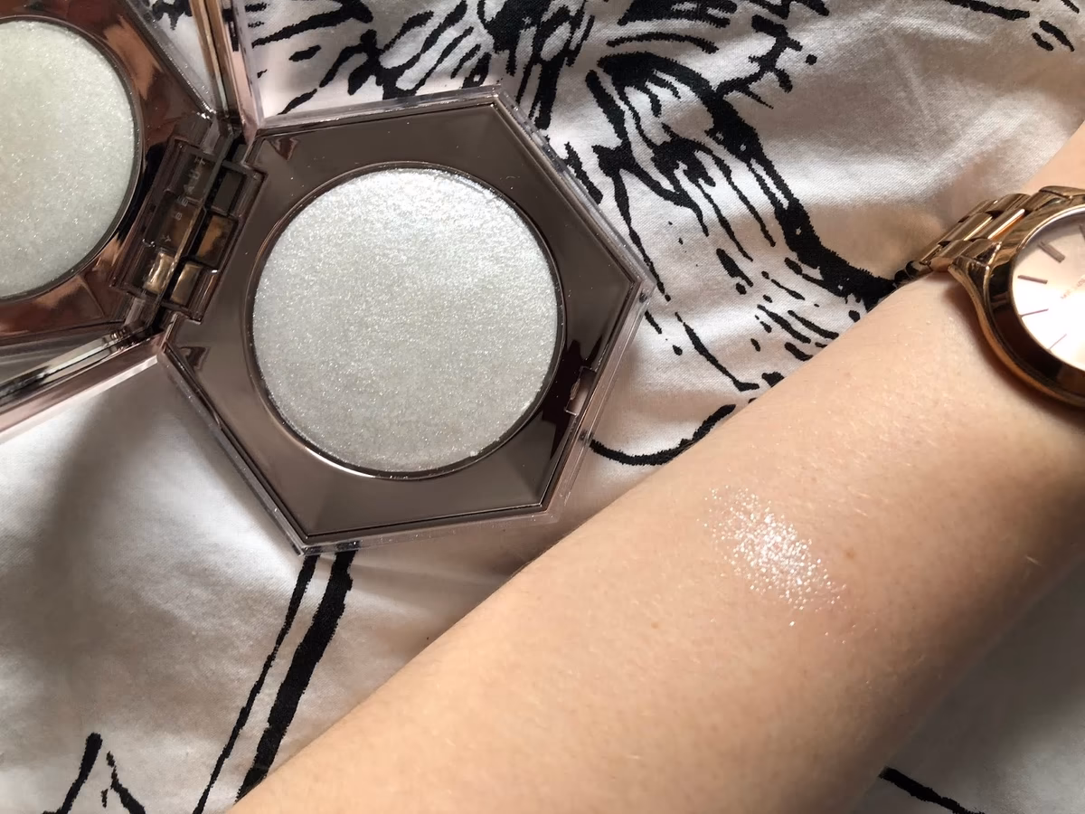 هایلایتر فنتی بیوتی مدل Diamond Bomb رنگ How Many Carats?! — تصویر ۴