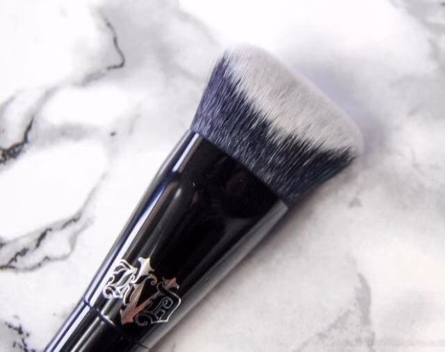 براش کرم پودر کت وان دی (KVD Beauty) مدل Lock-It Edge — تصویر ۴